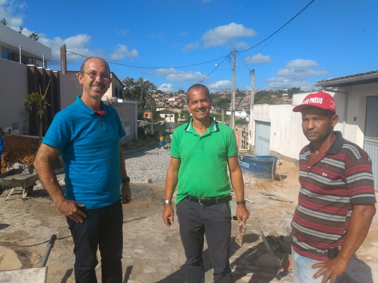 Camacã: Rua Ibicaraí no Bairro Nova Ipanema recebe calçamento
